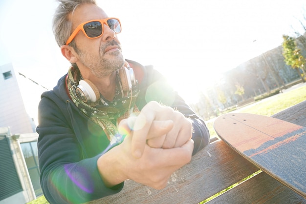 Homme avec des lunettes de soleil