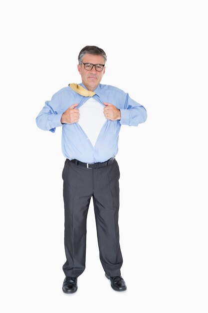 L&#39;homme avec des lunettes tire sa chemise avec ses mains