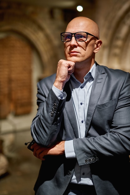 Homme avec des lunettes visitant un musée