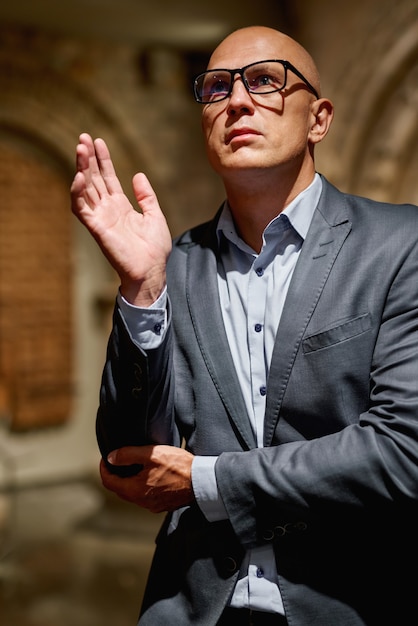 Homme avec des lunettes visitant un musée