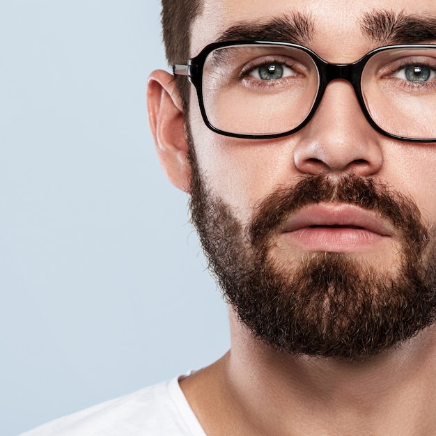 Homme à lunettes