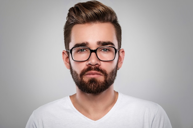 Homme à lunettes