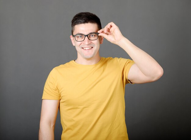 Homme à lunettes