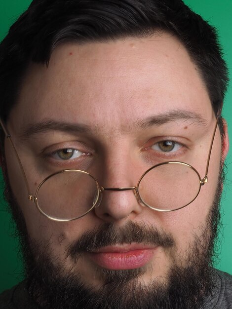 Un homme avec des lunettes