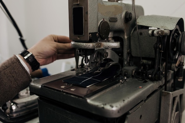 Homme sur machine à coudre