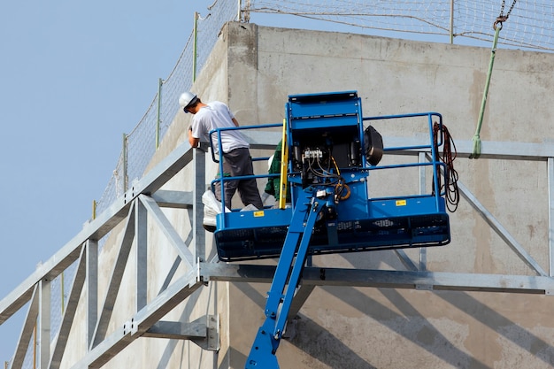 Photo homme sur machine de levage en ville