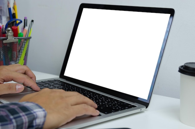 Homme à la main à l'aide d'un clavier d'ordinateur portable maquette écran blanc vierge technologie de moniteur en ligne internet concept d'entreprise de publicité numérique