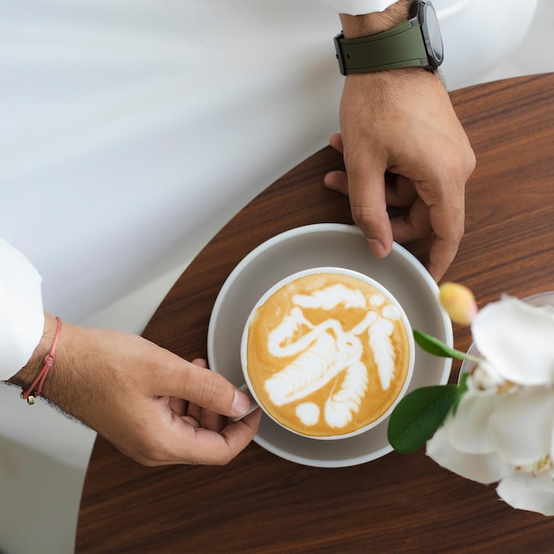 Homme de main avec du café