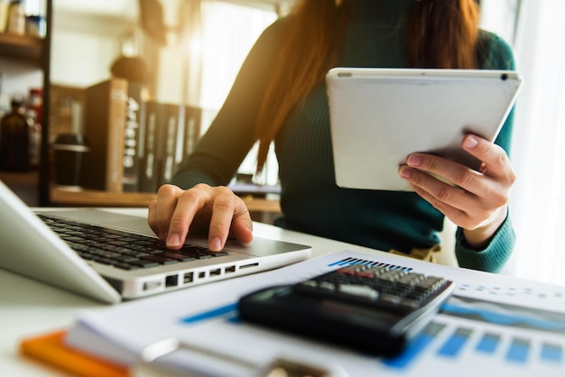 Homme de main faisant des finances et sur le bureau au sujet du coût au bureauxA