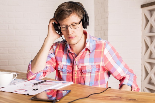 Homme avec la main à l'oreille