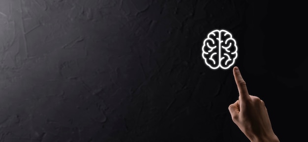 Homme main tenant l'icône du cerveau sur fond bleu. Intelligence artificielle Machine Learning Business Internet Technology Concept.Banner with copy space