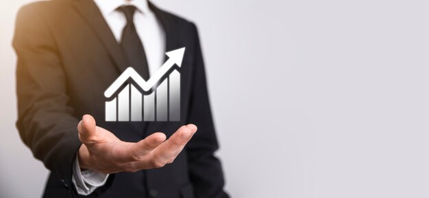 Homme main tenant le symbole de l'icône du graphique. Vérification de l'analyse du graphique du graphique de la croissance des données de vente et du marché boursier sur les réseaux mondiaux. Stratégie d'entreprise, planification et marketing numérique