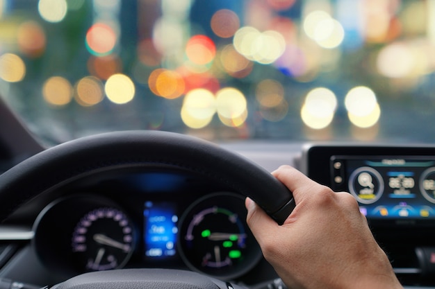 Homme mains conducteur sur le volant d&#39;une voiture moderne