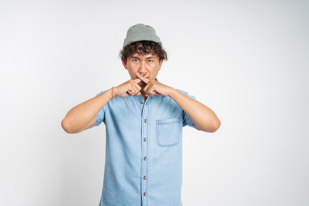 Homme avec les mains couvrant la bouche debout sur fond isolé