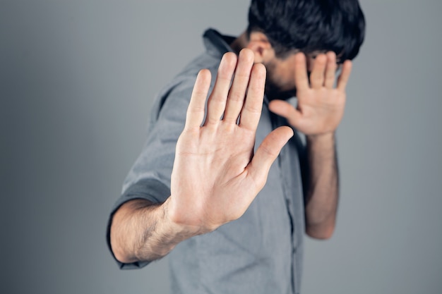 L'homme avec les mains montre l'arrêt