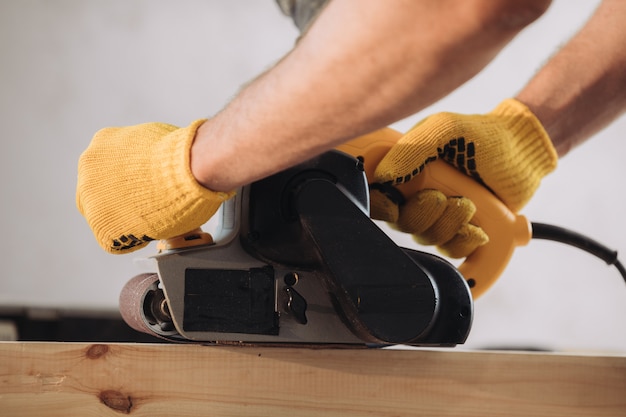 Homme de maintenance fixant des meubles avec un équipement spécial