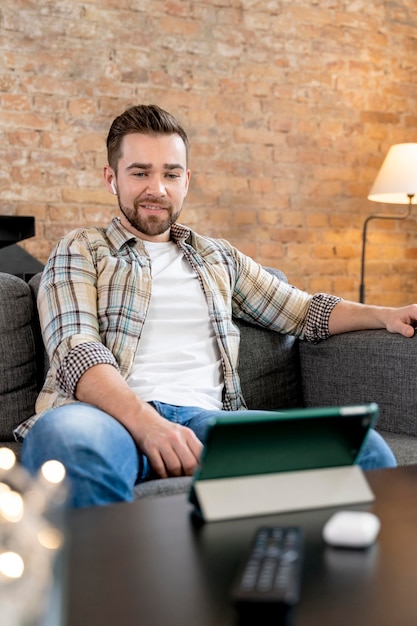 Photo homme à la maison ayant un appel vidéo avec la famille