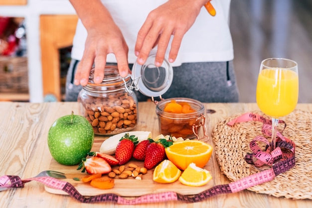 Homme à la maison touchant et mangeant des fruits - concept de mode de vie intérieur et sain