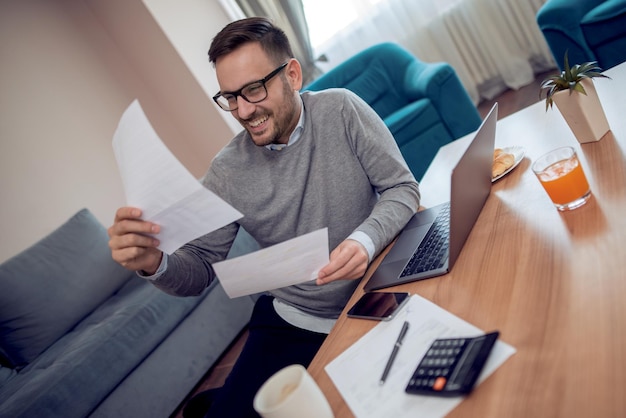 Homme à la maison travaillant sur un ordinateur portable