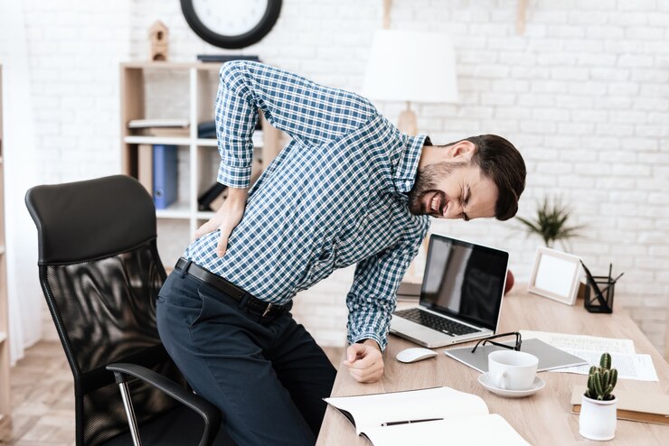 Photo l'homme a mal au dos. il garde ses mains sur la taille.