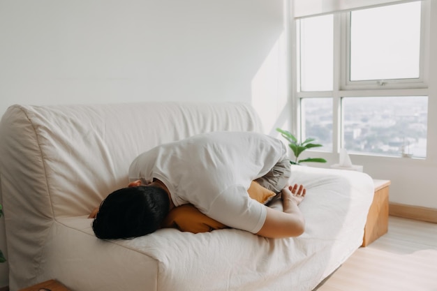 Un homme malade célibataire solitaire dort et isolé dans son appartement