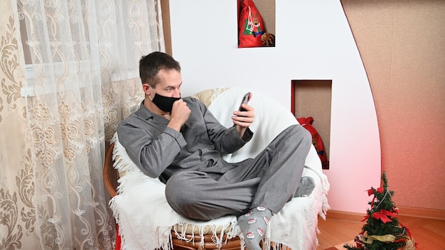 Un homme malade est malade à Noël et raté en ligne. photo de haute qualité