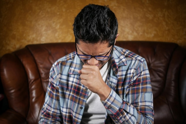 Photo un homme malade a eu une allergie à la grippe en éternuant et en se mouchant