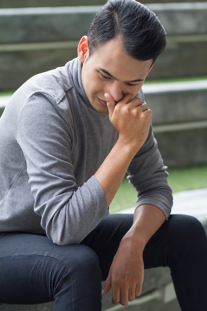 Homme malade avec le nez qui coule