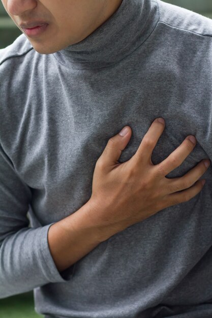 Homme malade souffrant d'une crise cardiaque