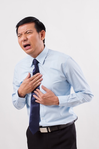 Homme malade souffrant de reflux acide, gerd, brûlures d'estomac, indigestion