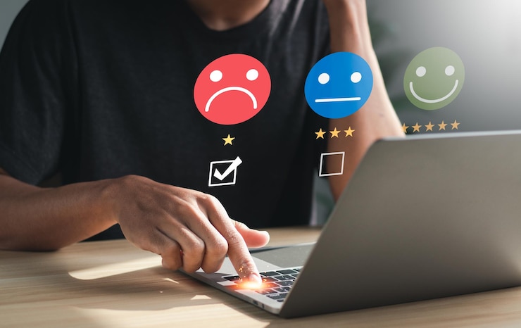Photo homme malheureux client donnant tristesse émotion visage sur le sondage en ligne client expérience insatisfait concept mauvaise critique mauvais service déteste mauvaise qualité faible notation médias sociaux pas bon