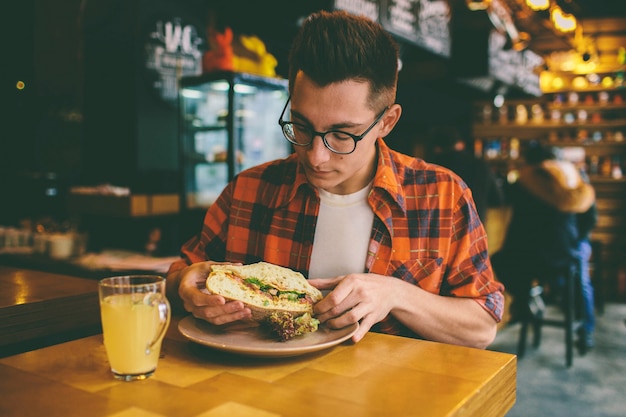 Homme mangeant dans un restaurant