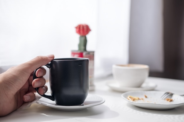 homme mangeant dessert et café