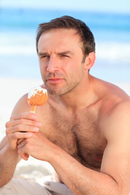 Homme mangeant une glace