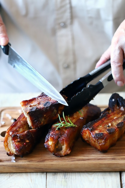 Homme mangeant de savoureuses côtes de porc