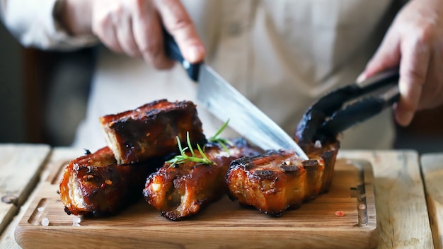 Homme mangeant de savoureuses côtes de porc