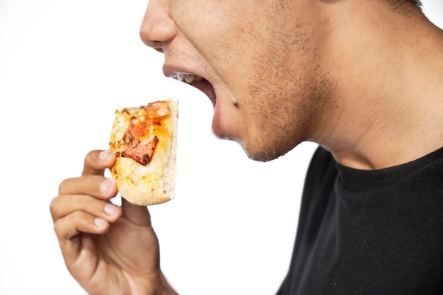 Homme mangeant une tranche de pizza avec un fond blanc