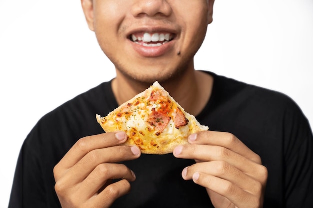 Homme mangeant une tranche de pizza avec un fond blanc