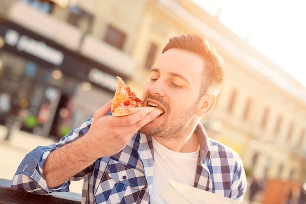 Homme, manger, pizza