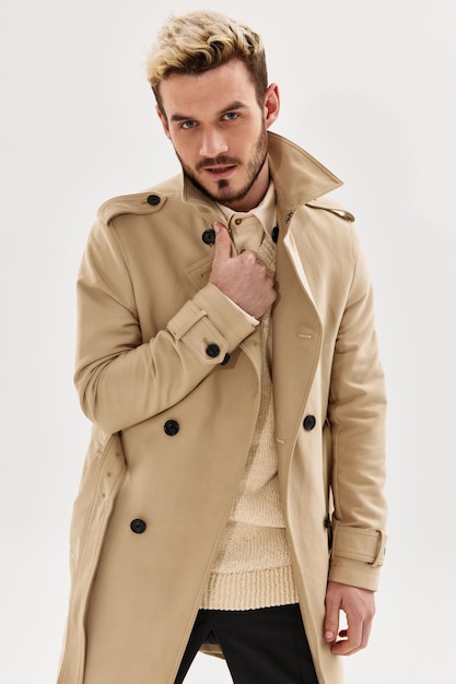 Photo homme manteau beige studio de mode vue coupée style de vie photo de haute qualité