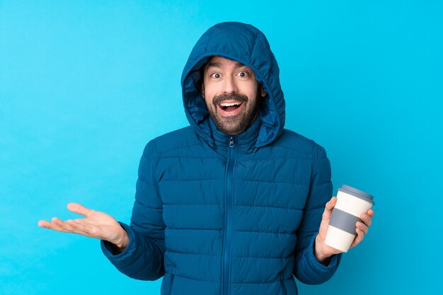 homme avec manteau de neige