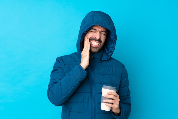 homme avec manteau de neige