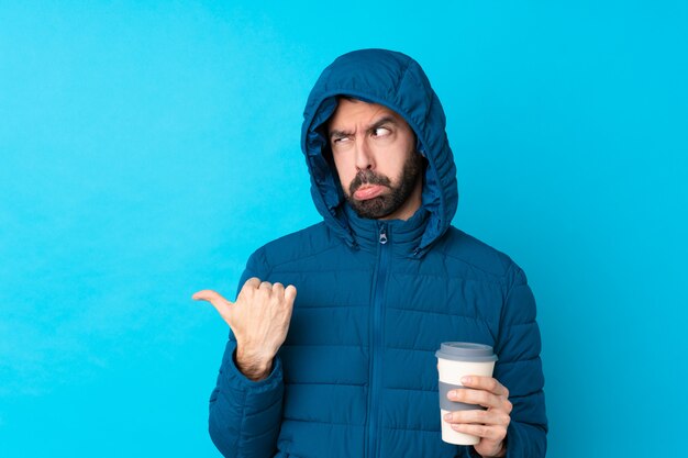 homme avec manteau de neige