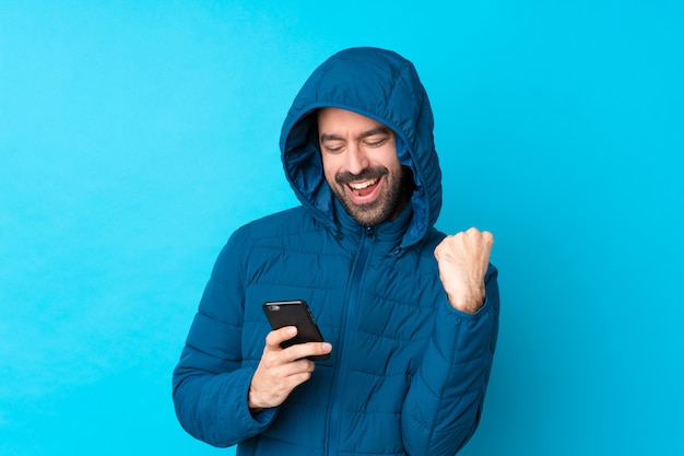 homme avec manteau de neige