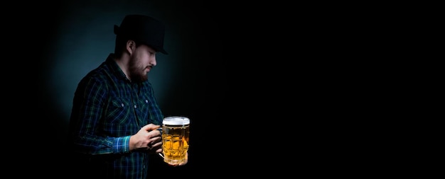 Homme avec maquette panoramique de bière