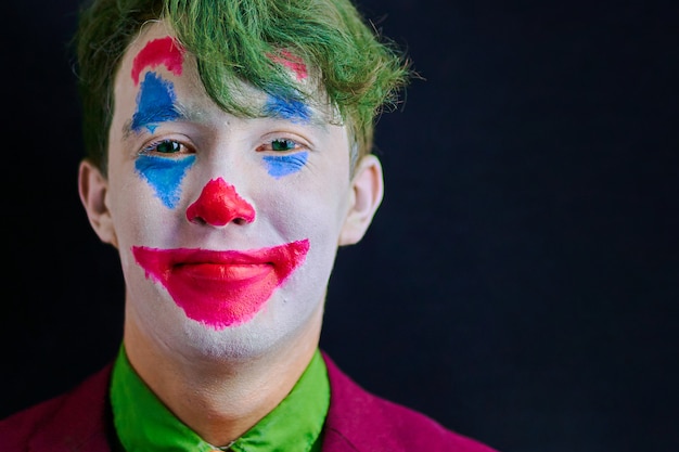 Homme en maquillage de clown