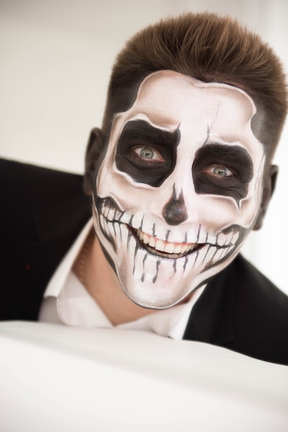 Homme maquillé Halloween. Dessiner un vampire, un squelette