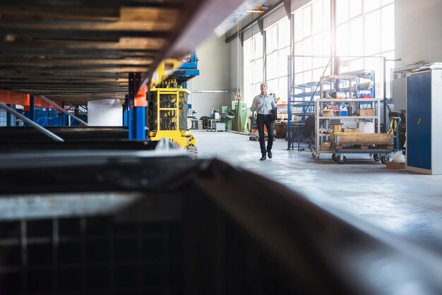 Homme marchant dans le hall industriel