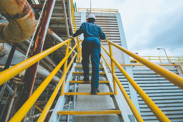 Homme marchant jusqu'à l'inspection visuelle des escaliers en usine