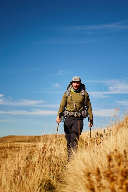 Homme marchant par un sentier de montagne dans les Carpates Ukraine Sentiers de marche et de randonnée dans la crête de Borzhava Zone rurale des montagnes des Carpates en automne